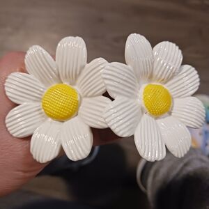 Charming Daisy Hair Clips in White and Yellow